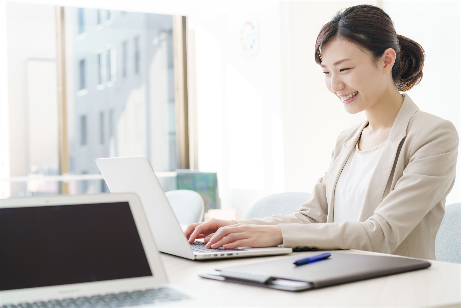 パソコンを触る女性